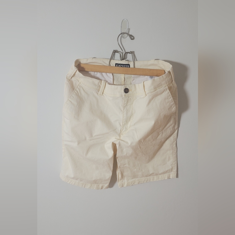 Express Mens Pale Yellow Khaki Shorts 31 Waist